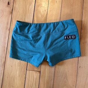 Fleo shorts size small
